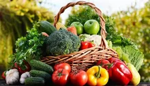 میوه‌های تابستانی از سفره‌ها دور شدند؛ انبه ۶۵۰ هزار و انگور ۳۰۰ هزار تومان + جدول قیمت