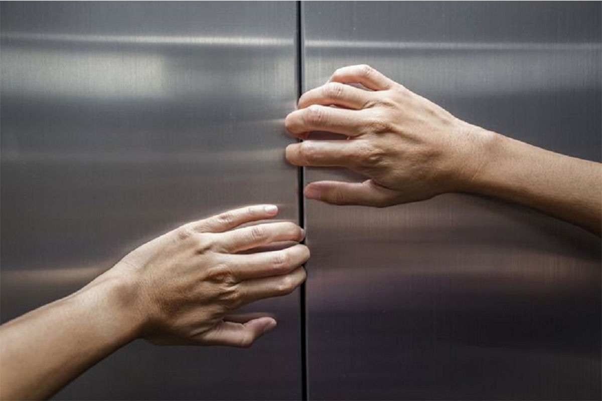 هنگام سقوط و گیرافتادن در آسانسور این ۵ اصل مهم را در ذهن داشته باشید 